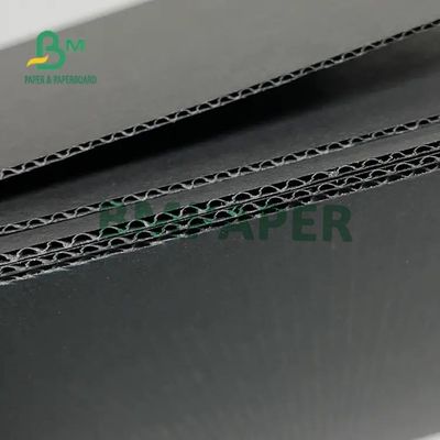 El negro acanala la hoja de la cartulina e flauta para el embalaje 502m m x 693m m del cartón