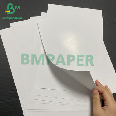 papel de 150gsm 157gsm Chromocoat en la resma de la hoja que embala 640 x 900m m 700 x 1000m m