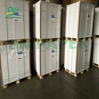 las hojas de papel absorbentes de 700m m x de 1000m m estupendas absorben la superficie plana líquida