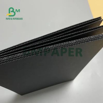 El negro acanala la hoja de la cartulina e flauta para el embalaje 502m m x 693m m del cartón