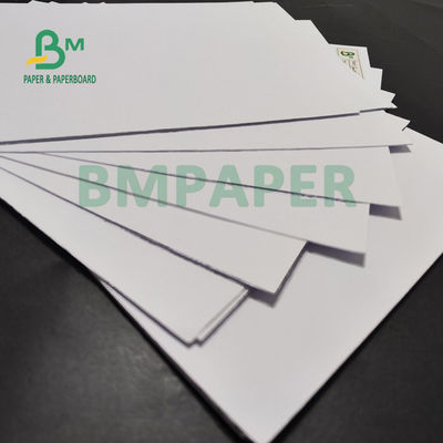 tablero de papel sin recubrimiento de 200gsm 250gsm Woodfree para los folletos 720m m x 1020m m