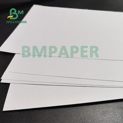 tablero de papel sin recubrimiento de 200gsm 250gsm Woodfree para los folletos 720m m x 1020m m