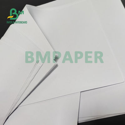 garantía blanca sin recubrimiento de 50gsm 55gsm Woodfree para la impresión 66 el x 106cm del libro