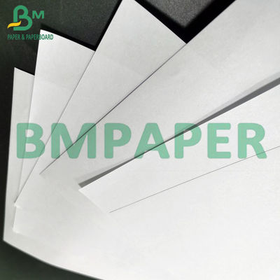 peso ligero sin recubrimiento del alto brillo de la impresión en offset del papel de 55gsm 60gsm Woodfree
