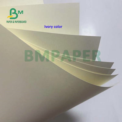 Hoja de papel sin recubrimiento de marfil blanca de Woodfree 55gsm 65gsm para hacer el cuaderno