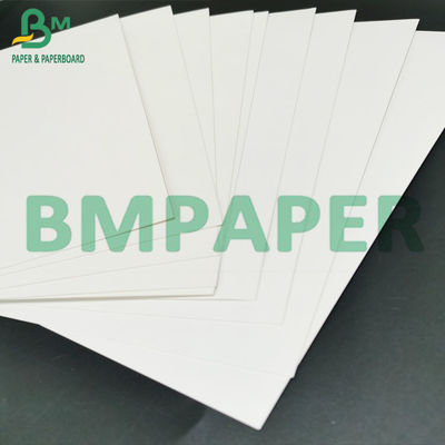 los altos gramos bajos abultados 215grams que doblaban el sólido del tablero de caja blanquearon las hojas de marfil de la tarjeta