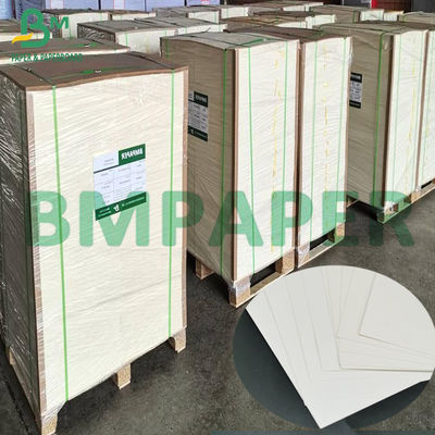 los altos gramos bajos abultados 215grams que doblaban el sólido del tablero de caja blanquearon las hojas de marfil de la tarjeta
