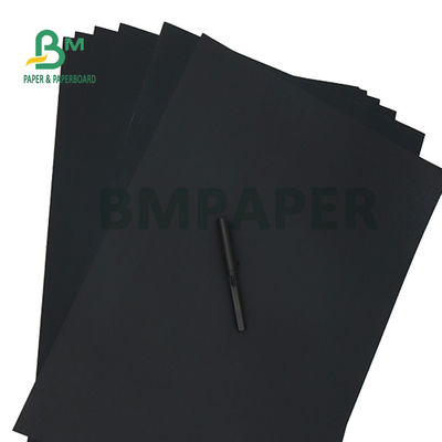 150gm 200gm cartón de papel Kraft negro para el embalaje de regalos 70 x 100cm Buena rigidez