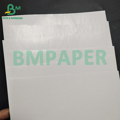 Rollo de papel blanco de un solo lado con láminas autoadhesivas altamente adhesivas
