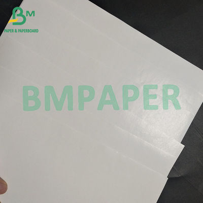 Rollo de papel blanco de un solo lado con láminas autoadhesivas altamente adhesivas