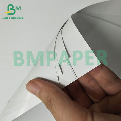 Rollo de papel blanco de un solo lado con láminas autoadhesivas altamente adhesivas