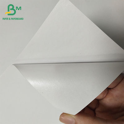 Rollo de papel blanco de un solo lado con láminas autoadhesivas altamente adhesivas