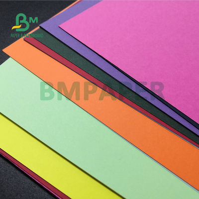 230 gramos de papel de cartón de varios colores, cubierta de encuadernación, alta rigidez, 22&quot; x 28&quot;