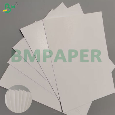Papel negro de núcleo liso de alta resistencia al plegado Papel de cartas de juego 450 * 320mm