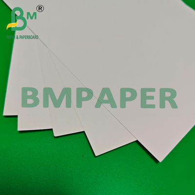 Papel blanco resistente a la humedad de 68 gramos para etiquetas de botellas de cerveza de vidrio de vino