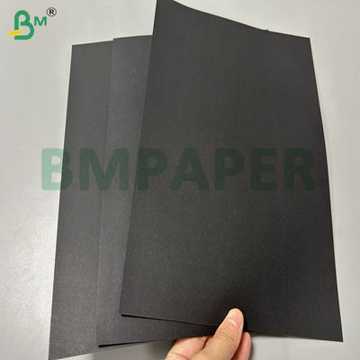 200 gramos 250 gramos Papel de cartón de color rojo negro sin recubrimiento para la caja de paquetes 61 x 86 cm